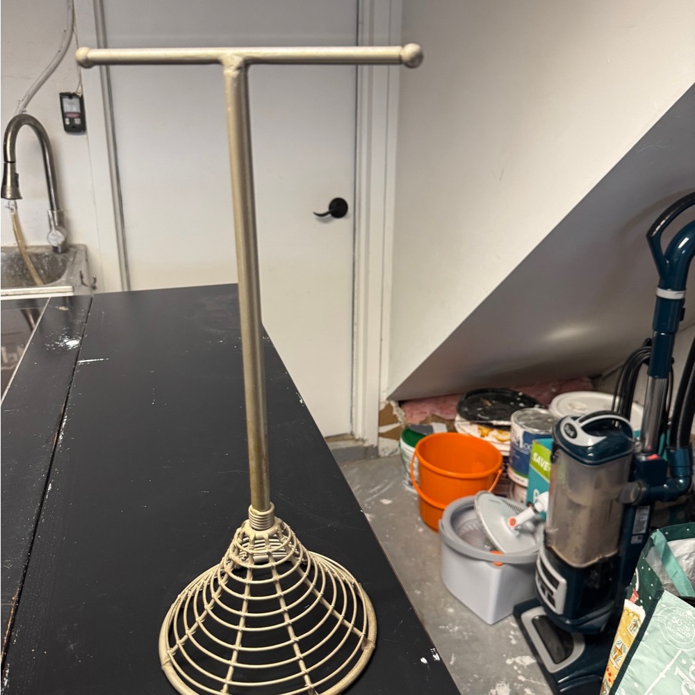 Chic Gold Wire Jewelry Holder